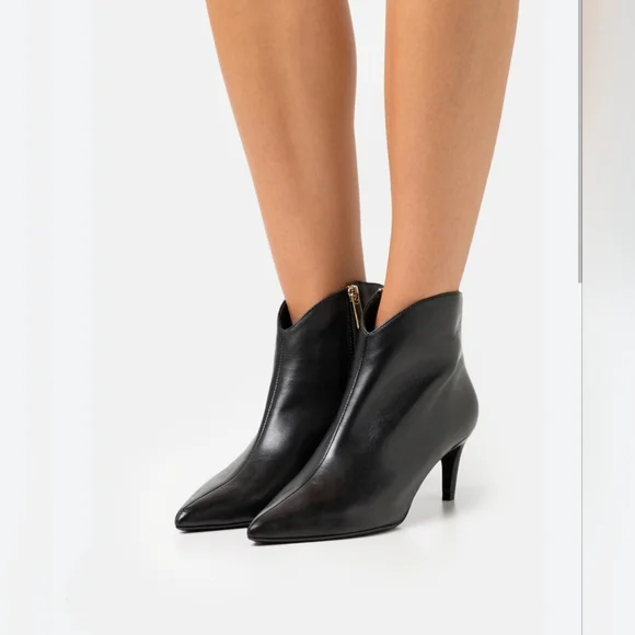 Edgy Chic Ted Baker London Red Leather Booties - Picture 15 of 16